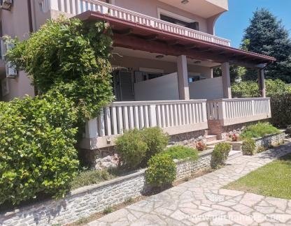 Vila Jadranka, Dvokrevetni studio A1, privatni smeštaj u mestu Baošići, Crna Gora - Terasa 